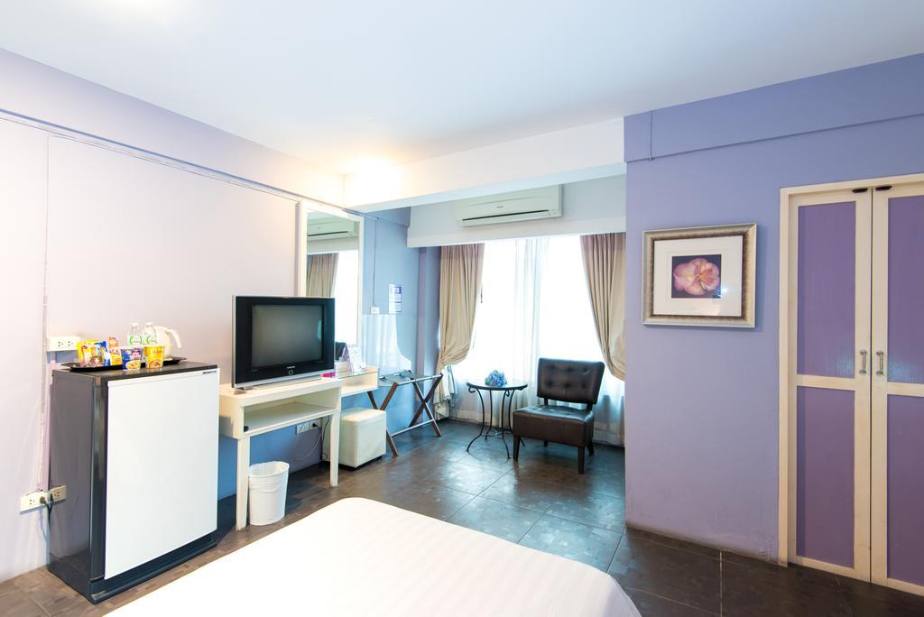 Deluxe Double Room Round Trip Airport Transfer