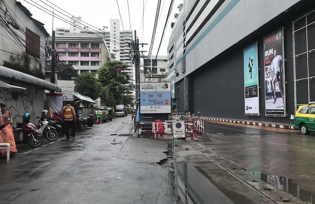 Twin Peaks Sukhumvit Suites-1